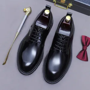 Scarpe derby in pelle nera lucida con punta tonda e lacci di alta qualità