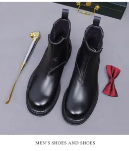 Gros plan de bottines Chelsea en cuir noir avec panneaux élastiques et coutures de précision