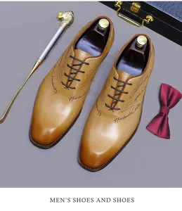 Detalle de zapatos Oxford de cuero degradado con pajarita y calzador de lujo