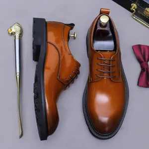 Scarpe Oxford da uomo in pelle marrone lucida sfumata con suola spessa in gomma