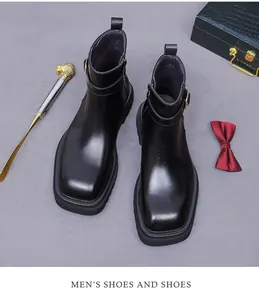 Detalle de botas de cuero negro con punta cuadrada, cremallera lateral y hebilla metálica