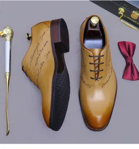 Primer plano de zapatos Oxford en cuero marrón con estampado exclusivo y acabado vintage