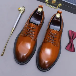 Scarpe derby in pelle marrone lucida con lacci classici per un look formale