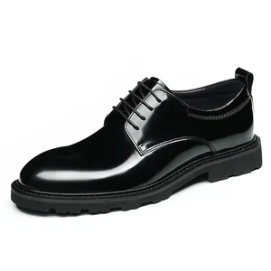 Scarpe derby da uomo in pelle verniciata nera lucida con suole carrarmato spesse e tirante
