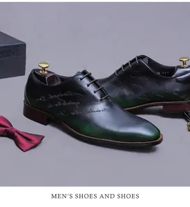 Detalle de zapatos de cuero con degradado verde, relieve artístico y cordones elegantes