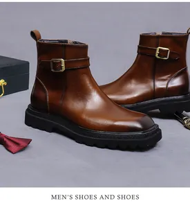 Detalle de bota de cuero marrón con hebilla metálica y textura de piel de calidad