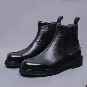 Bottines Chelsea classiques en cuir noir avec semelle épaisse et panneaux élastiques