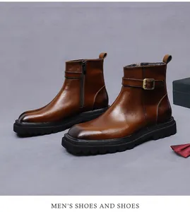 Vista detallada de botas de cuero marrón con hebilla metálica y cremallera lateral