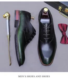 Detalle superior de zapato Oxford para hombre en cuero verde con grabado láser artístico