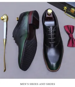 Detalle de zapatos de vestir en cuero verde degradado con caligrafía grabada a láser