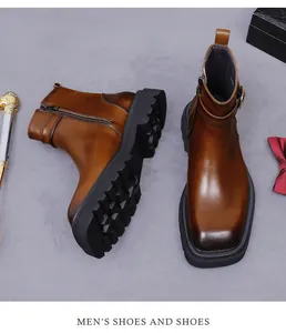 Detalle de botas de cuero marrón para hombre con hebilla metálica y acabado vintage