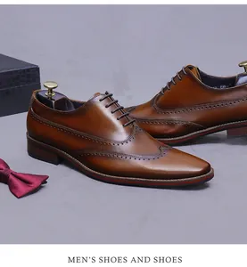 Détails de chaussures richelieu en cuir marron avec perforations et nœud papillon bordeaux