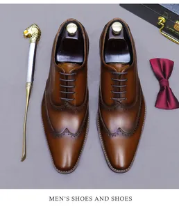 Vue de dessus de chaussures richelieu en cuir marron avec motifs wingtip et lacets classiques
