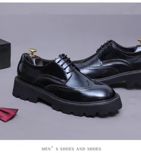 Détails de chaussures richelieu en cuir noir brillant avec semelles compensées et perforations