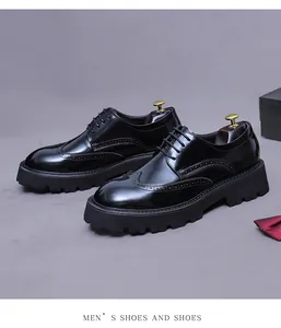 Gros plan sur chaussures richelieus en cuir verni noir avec détails sculptés et semelles