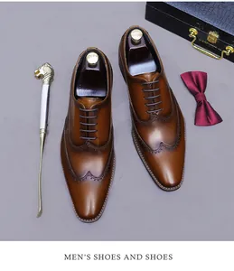 Vue à plat de chaussures richelieu en cuir marron avec nœud papillon et accessoires