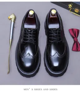 Détails de chaussures richelieu en cuir verni noir avec motifs perforés de style brogue