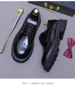Gros plan des détails brogue en cuir verni noir et semelle plateforme polie