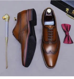 Détail de chaussures Richelieu en cuir marron vintage avec motifs et ligne de semelle rouge