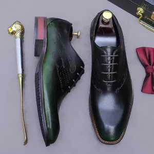 Zapatos Oxford para hombre en cuero pátina verde oscuro con elegantes grabados láser
