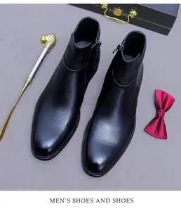 Bovenaanzicht van premium zwarte lederen Chelsea boots met ritssluiting aan de zijkant