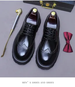 Gros plan de chaussures Richelieu en cuir verni noir avec détails de perforations
