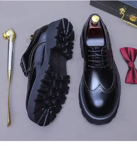 Vue détaillée de chaussures richelieu en cuir verni noir avec motifs perforés classiques