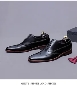 Détail macro de chaussures Richelieu en cuir noir avec perforations et liseré rouge