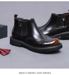 Dettaglio delle decorazioni brogue wingtip marroni e pelle lucida sullo stivale elegante