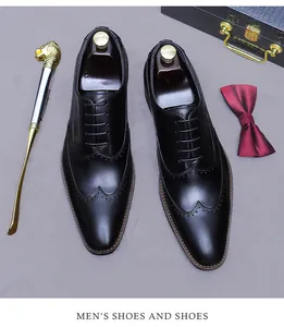 Vue de dessus de chaussures richelieu en cuir noir avec accessoires sur fond gris chic