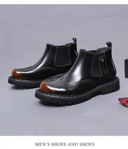 Dettaglio delle decorazioni Brogue e pelle lucida sfumata su questi stivali Chelsea