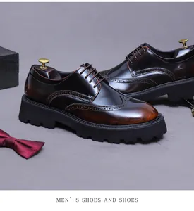 Détails macro des chaussures richelieus avec cuir dégradé marron foncé et perforations