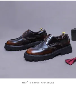Détails du cuir verni dégradé et des perforations brogue sur cette chaussure homme à semelle