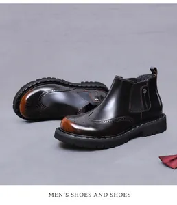 Dettagli macro di stivali chelsea brogue da uomo in pelle con punta a coda di rondine