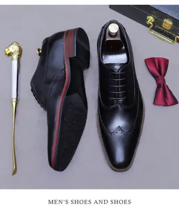 Détails macro de chaussures richelieu en cuir noir avec bout fleuri et semelle à liseré rouge
