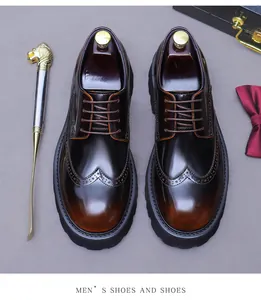 Vue détaillée de dessus de chaussures brogues bordeaux avec motifs aile et lacets