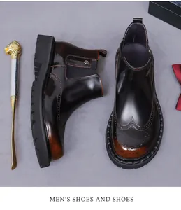 Dettaglio dello stivale Chelsea in pelle lucida con motivi brogue e calzante a leone