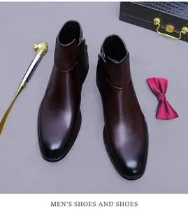 Detail van gepolijste donker bordeaux lederen laarzen met ritssluiting en accessoires