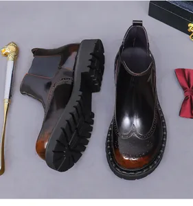 Dettaglio di stivali brogue marroni lucidi con eleganti accessori da uomo formali