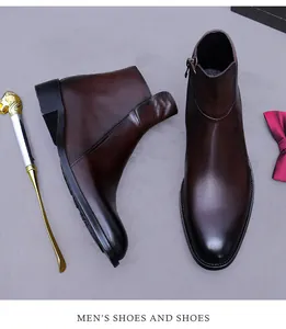 Detailopname van donkerbruine lederen Chelsea boots met ritssluiting aan de zijkant
