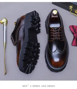 Détails des perforations richelieu et semelle en caoutchouc sur chaussures en cuir