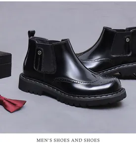 Dettaglio degli stivali Chelsea neri da uomo con intaglio brogue ed elastico laterale