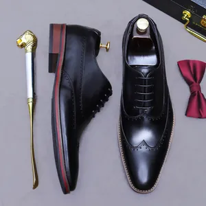 Chaussures richelieu homme en cuir noir avec détails brogues et semelle rayée élégante