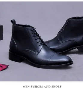 Détail de bottines en cuir noir avec couture bout rapporté et fermeture éclair latérale
