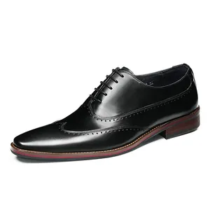 Chaussures richelieu homme en cuir noir avec bout fleuri classique et semelles multicouches