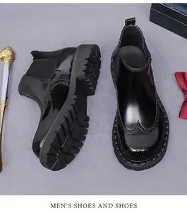 Dettaglio di stivali Chelsea da uomo con decorazioni brogue e suola in gomma spessa