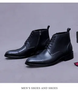 Détail de bottines de ville en cuir noir avec fermeture éclair latérale et bout rapporté