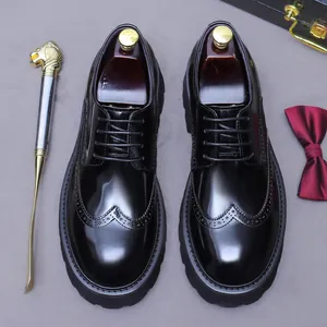 Scarpe brogue da uomo in pelle verniciata nera con suola spessa e intaglio a coda di rondine