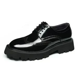 Scarpe Derby Brogue da uomo in pelle verniciata nera con intagli classici e suola platform