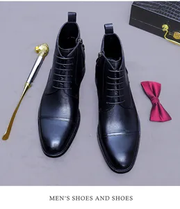 Détail de bottines business en cuir noir avec bout droit et fermeture éclair latérale